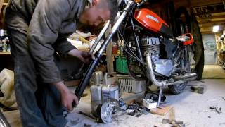 Картинка: ремонт вилки на мотоцикле ява 638