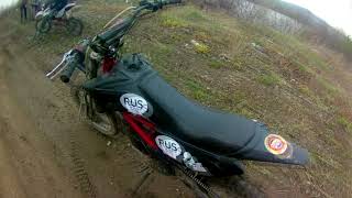 Картинка: лесная/горная, лютая покатушка школьников на пит байках!