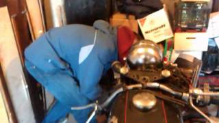 Картинка: ремонт мотоцикла "днепр"