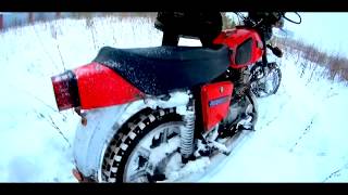 Картинка: зимой на мотоцикле по сугробам | иж планета 5 | советская мощь | 2018